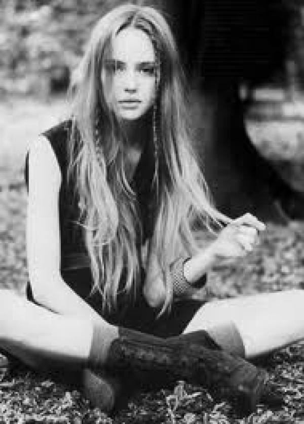 תמונה של The girl in black